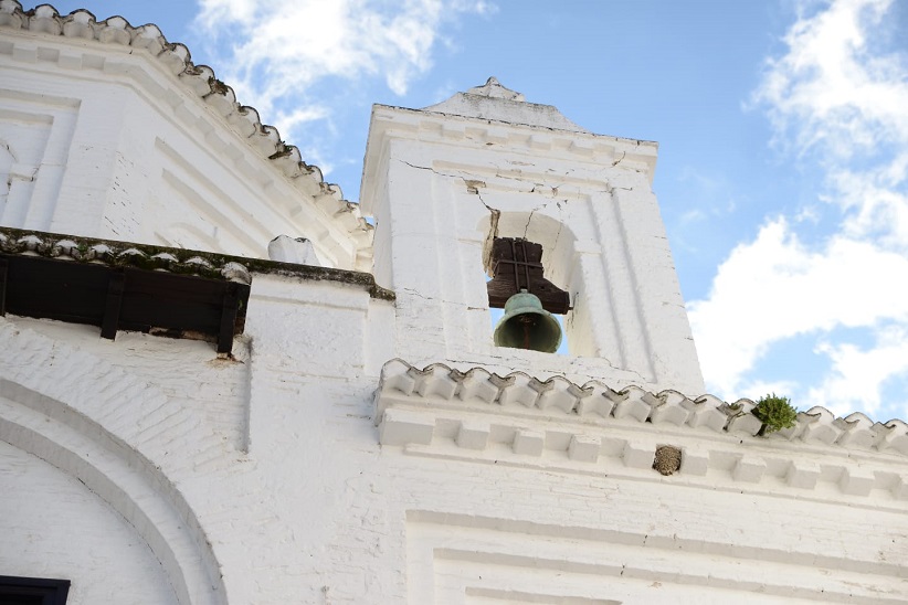 Imagen de un campanario dañado en Santa Fe. 
